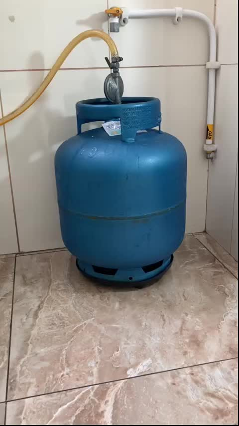 Botijão e tubulação amarela